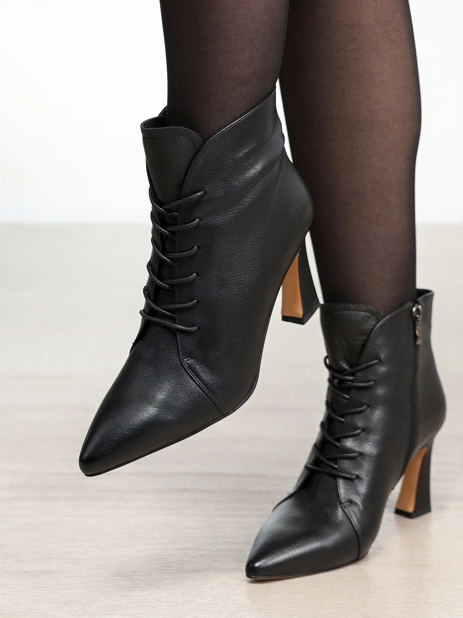 Ботильоны черного цвета со шнуровкой на высоком каблуке